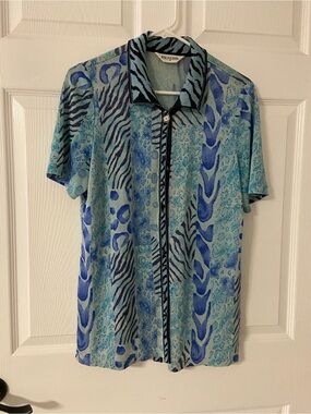 T40- ESCALIER Light Blue Block Print Knit Button Front Shirt
